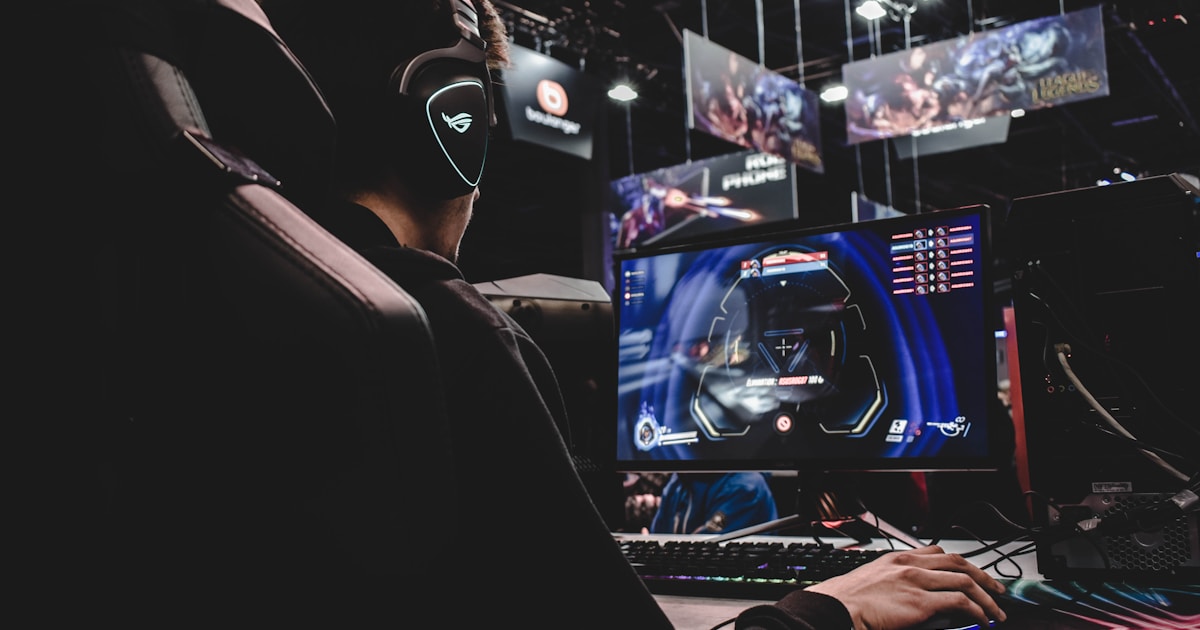 Геймер с контроллером перед экраном — пополнение игрового кошелька Steam и PlayStation зарубежной картой